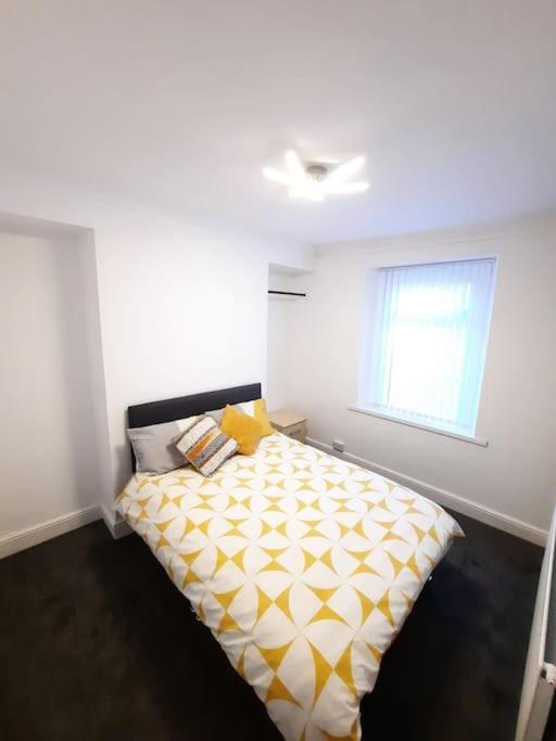 4-Bedroom Home - Ideal For Groups Working Away From Home Swansea Exterior photo