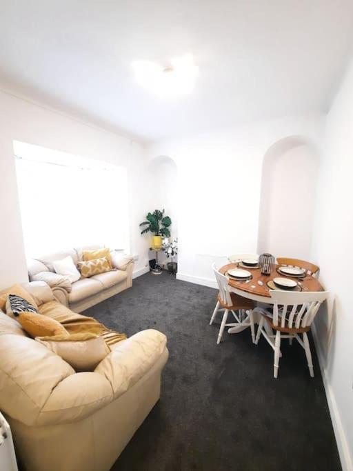 4-Bedroom Home - Ideal For Groups Working Away From Home Swansea Exterior photo